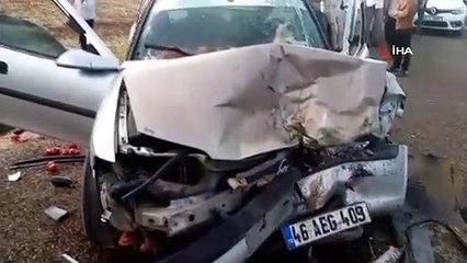 Otomobiller kafa kafaya çarpıştı: 5 yaralı