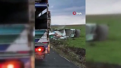 Kars'ta kamyon devrildi, gıda maddeleri etrafa savruldu