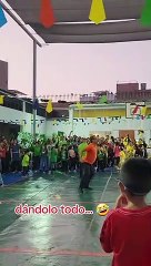 "Tiene swing": Padre de familia sorprende con sus pasos prohibidos en evento escolar