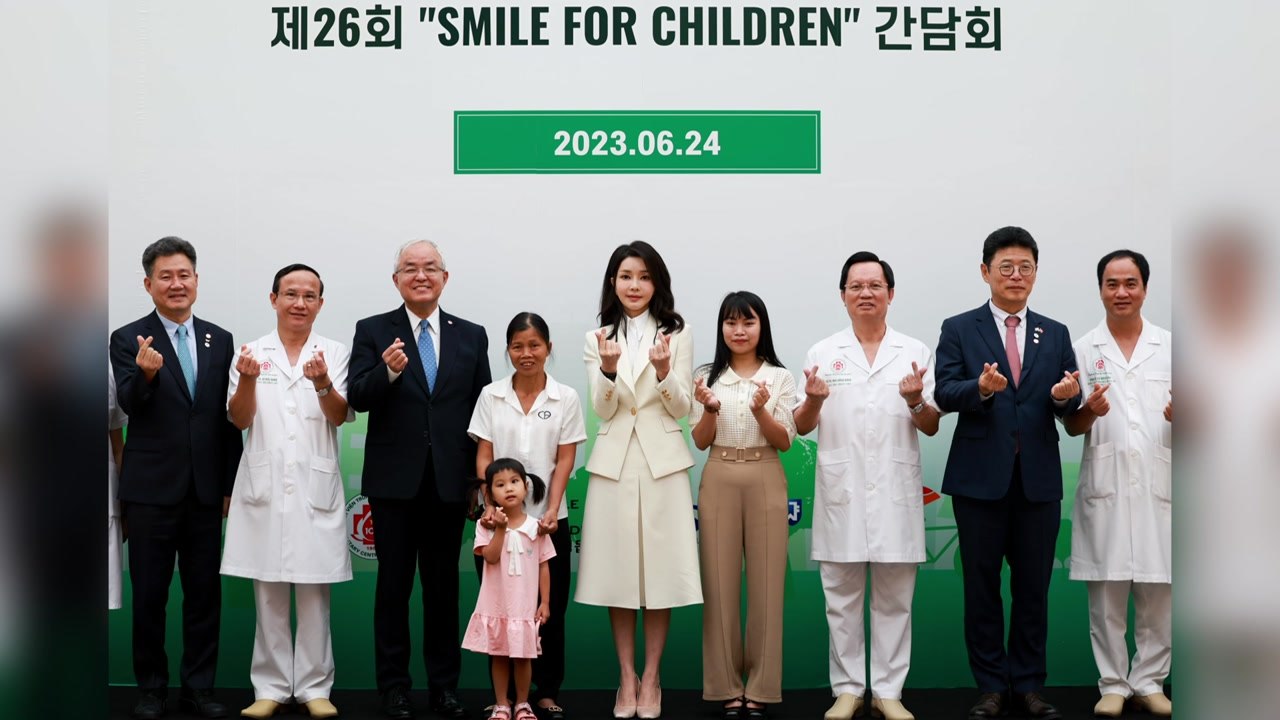 김 여사, 베트남 어린이 무료수술 단체 방문..."27년째 기적" / YTN