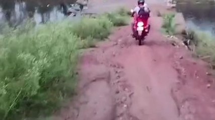 अनूपपुर: टूटे पुल के ऊपर से नदी पार कर रहे सैकड़ों ग्रामीण,बड़ी दुर्घटना को दे रहे आमंत्रण