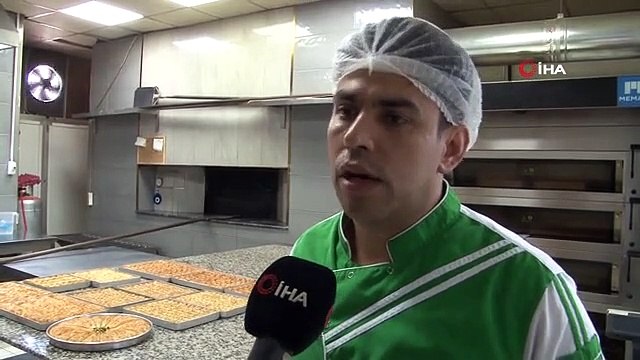 Taş fırında pişen bayramlık baklavalar tezgahta
