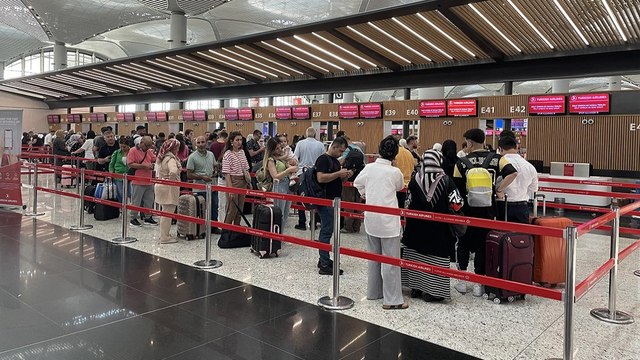 Ailesini uğurlamak için havalimanına gelen cezaevi firarisi yakalandı