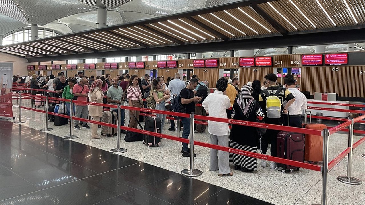 Ailesini uğurlamak için havalimanına gelen cezaevi firarisi yakalandı