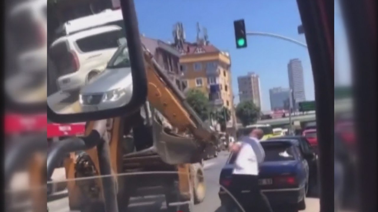 Trafikte tartıştığı kişiye kepçe ile vurmaya çalıştı
