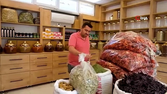 Le ministre Özhaseki a livré 338 postes de travail temporaires supplémentaires aux victimes du tremblement de terre