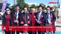 Dersinden kaldığı profesör babasının elinden diplomasını aldı