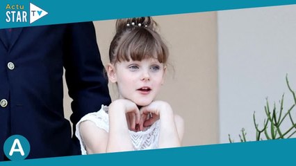 Gabriella de Monaco craquante avec un joli chignon, elle vole la vedette à sa maman Charlene pour la
