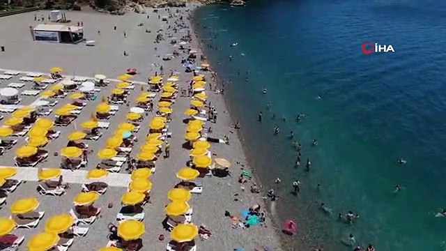 Antalya'da Termometreler 41 Dereceyi Gördü, Sıcaktan Bunalan Denize Koştu