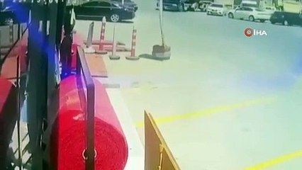 Il a oublié de mettre le frein à main, provoquant l'accident... Ces moments sont filmés.