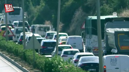 Tatil yörelerine akın sürüyor: Uzun araç kuyrukları oluştu