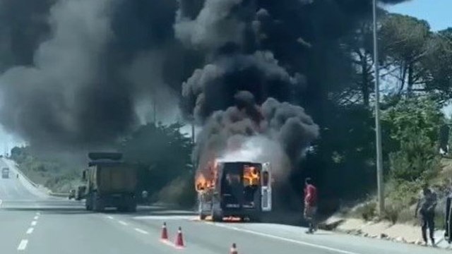 İstanbul’da minibüs cayır cayır yandı