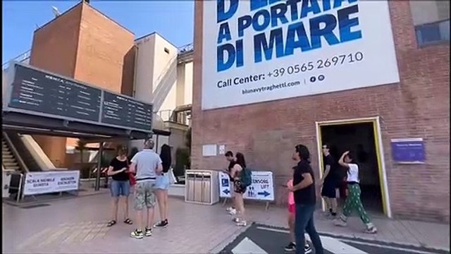 Piombino, la stazione marittima e il traghetto con la Golar Tundra sullo sfondo