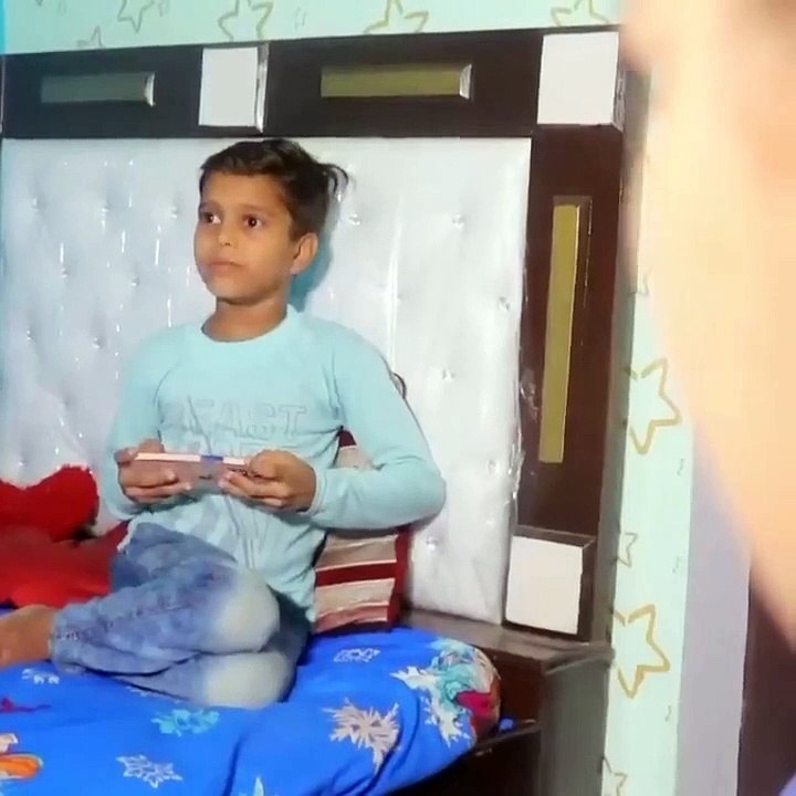 ye-buddha-mere-beech-mein-bahut-bolta-hai