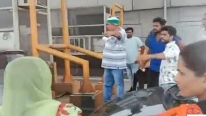 गाजियाबाद: वसूली को लेकर टोल प्लाजा पर किसानों का हंगामा, मची अफरा-तफरी