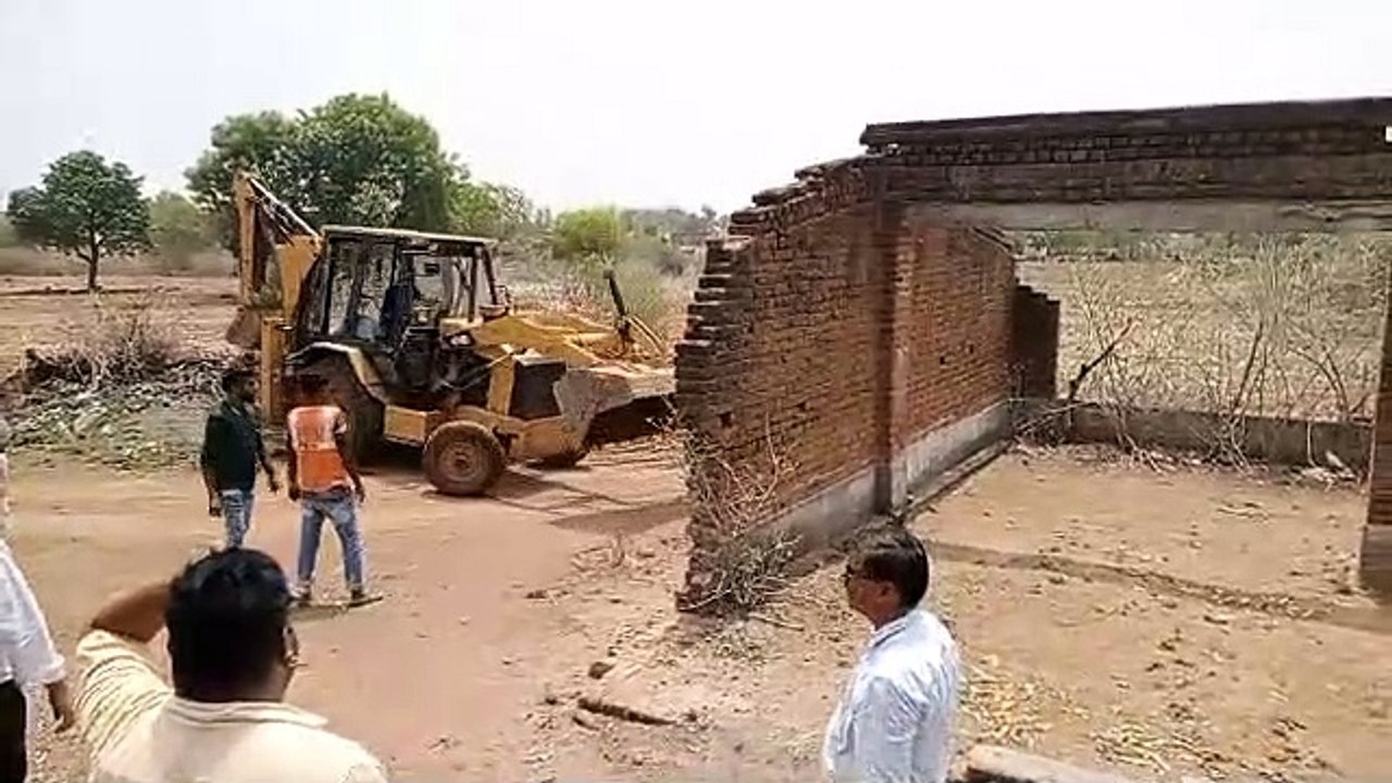 सरकारी जमीन पर मकान बनाकर किए गए अतिक्रमण को हटाती मशीन