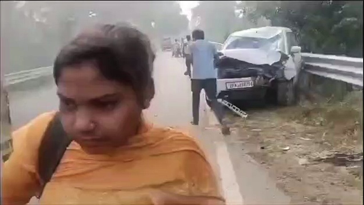 Gonda Breaking News Video : कार ने बाइक को मारी टक्कर आग का गोला बनी बाइक, दो की मौत एक घायल