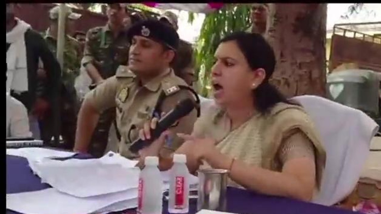 मिर्ज़ापुर: डीएम का गुस्सा थर्राये अधिकारी, देखिये लाइव वीडियो