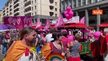 Pride Milano, la citt? si colora di bandiere arcobaleno