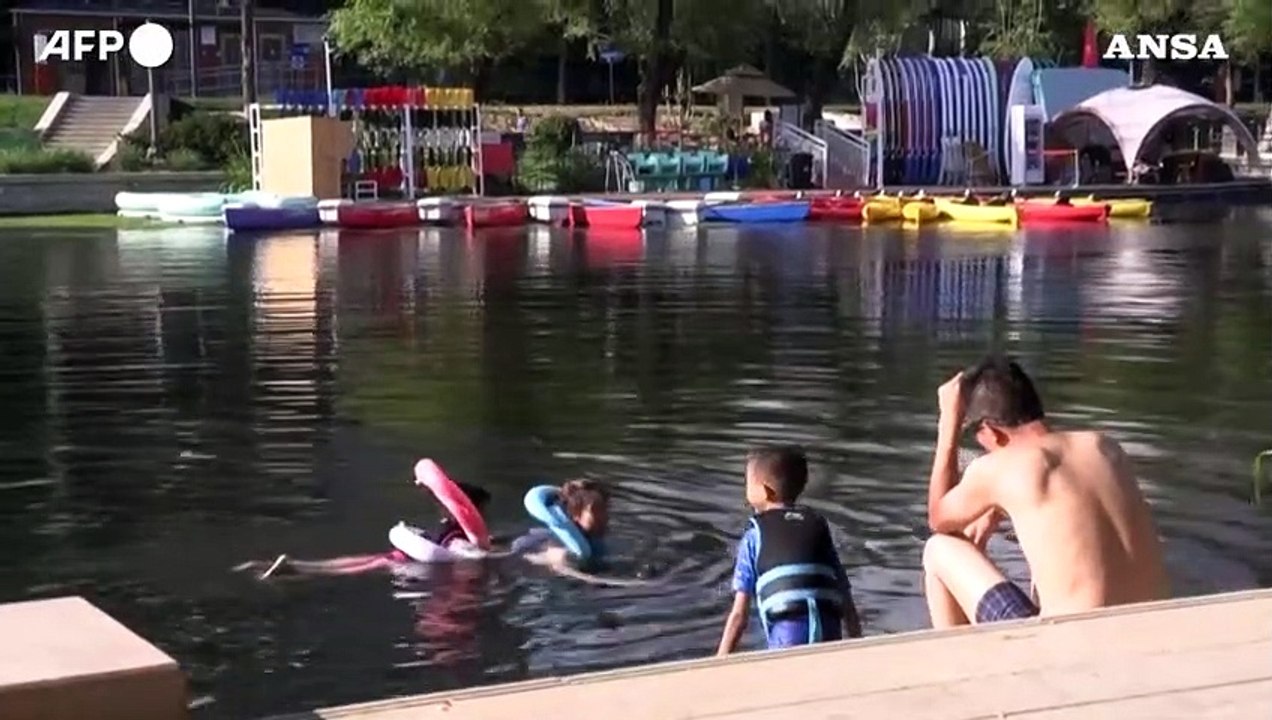 Ondata di caldo record in Cina, a Pechino ci si rinfresca nel fiume Liangma