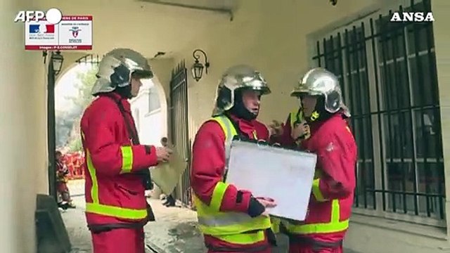 Esplosione a Parigi, i vigili del fuoco scavano fra le macerie