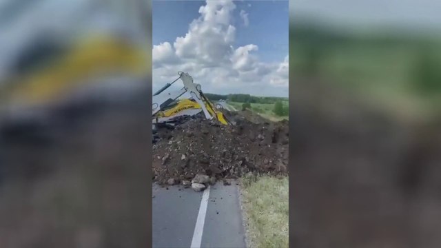 صور لقوات روسية تغلق الطرق المؤدية إلى #موسكو من الجنوب بالأتربة والخنادق #العربية_عاجل