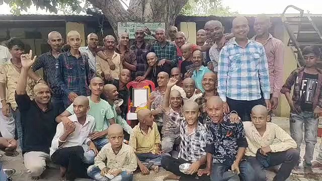 Four dozen villagers got shaved on the death of the monkey, crowd gath