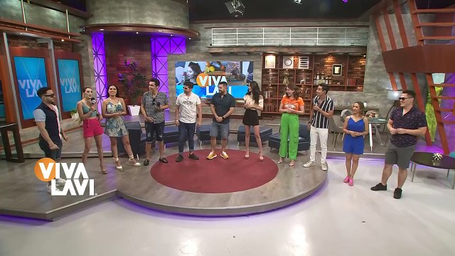 Con caguamas y viendo vatos : exponen tremenda fiesta de conductoras de 'Vivalavi'
