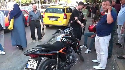 La voiture qui a fait le mauvais virage a percuté le motocycliste.