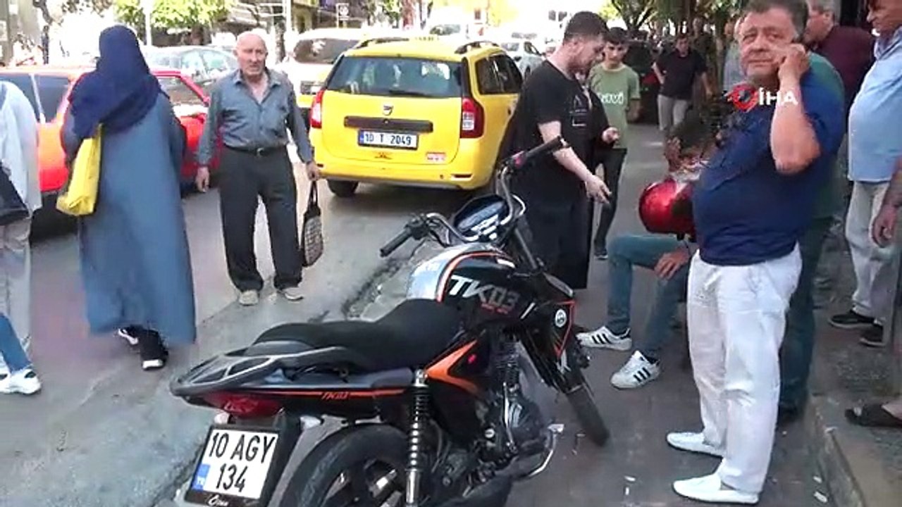 La voiture qui a fait le mauvais virage a percuté le motocycliste.