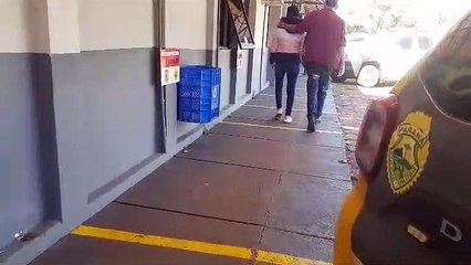 Mulher que era foragida por homicídio e ocultação de cadáver se entrega a polícia