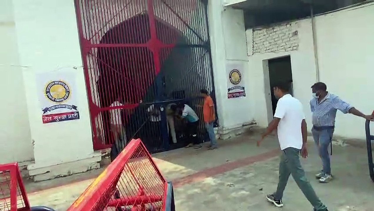 मैस बहिष्कार से जेल के तीन कार्मिकों की तबीयत बिगड़ी