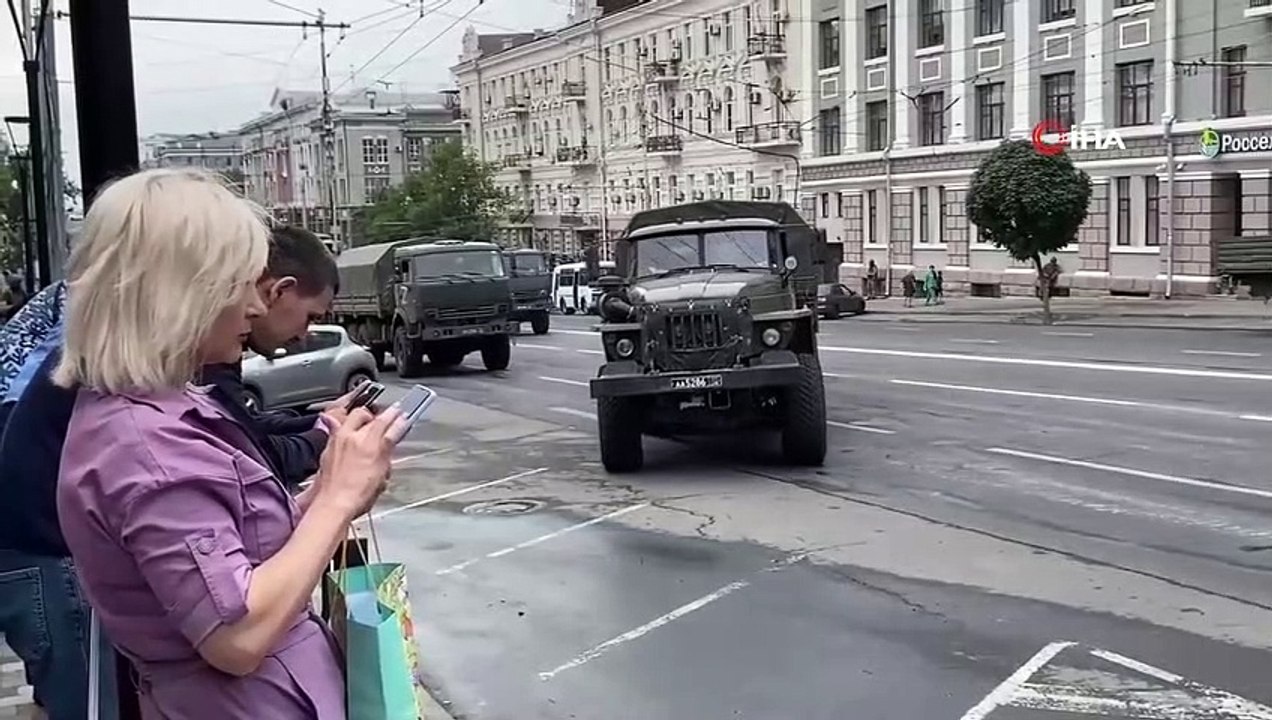 Des soldats russes à couvert à Moscou attendent les forces de Wagner