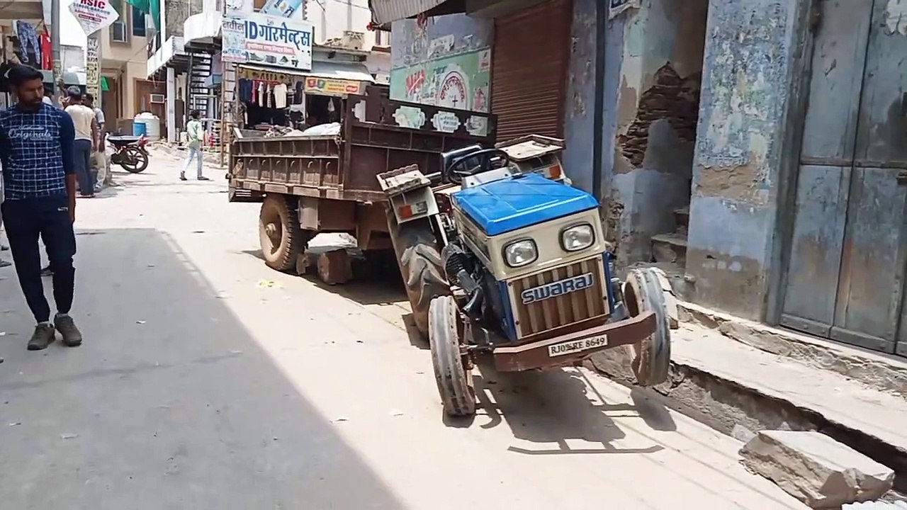 कचरे से भरी ट्रैक्टर ट्राली दुकान में घुसी, मच...