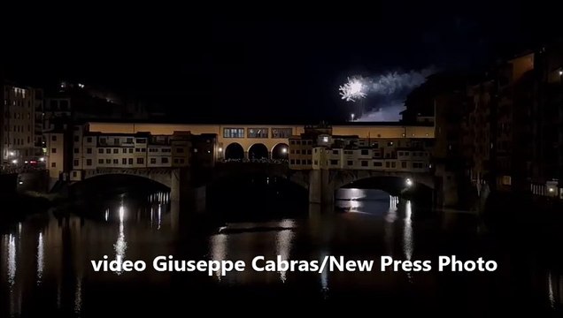 Firenze, i Fochi di San Giovanni con Ponte Vecchio a fare da sfondo