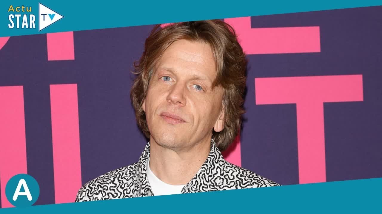 "Avec un de ses élèves..." : Alex Lutz évoque ses parents séparés et leurs histoires d'amour très at