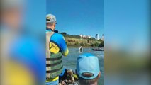 Vídeo mostra barco afundando no Rio Paraná, embaixo da Ponte da Amizade