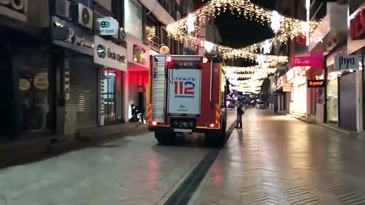 Ils allaient ouvrir une nouvelle boutique, ils étaient coincés au bureau