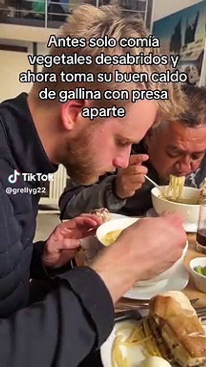 Holandés maravillado con el caldo de gallina