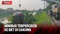 Minibus Nyemplung ke Banjir Kanal Timur Diduga Ban Selip dan Sopir Hilang Kendali