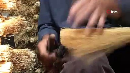 Çalı süpürgeleriyle, teknolojik robotlara kafa tutuyor