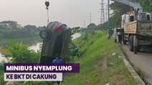 Diduga Selip, Minibus Nyemplung ke Banjir Kanal Timur