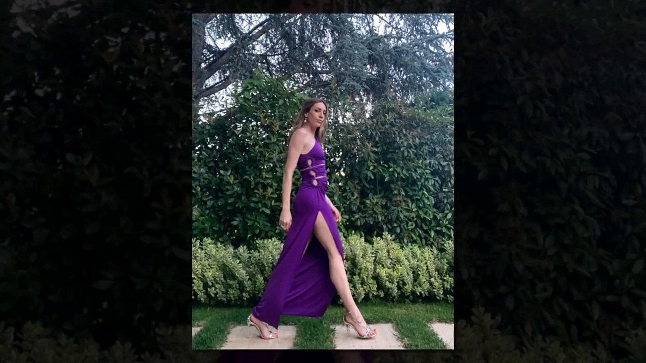 2 çocuk annesi Sinem Kobal derin yırtmaçlı elbisesiyle poz verdi, fiziği hayran bıraktı