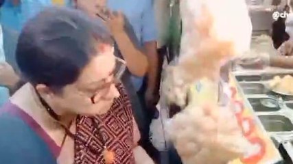 केंद्रीय मंत्री स्मृति इरानी पहुंची 56 दुकान,चाट और पानी पुरी का लिया लुफ्त