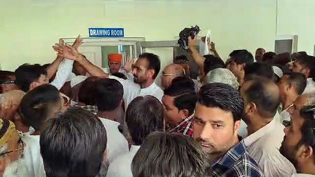 कोई ढोल बजाते हुए पहुंचा तो कोई कार्यकर्ताओं की फौज लेकर पहुंचा टिकट की दावेदारी करने