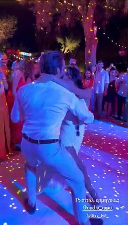 Λαμπερός γάμος στη Βάρκιζα για Ελληνίδα σχεδιάσ...