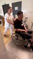 Maltraitance -Transfert fauteuil roulant wc et toilette sur wc