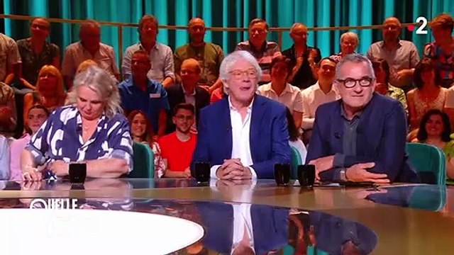 Léa Salamé surprise par une déclaration d'amour dans Quelle époque ! sur France 2.Capture Quelle époque ! sur France 2.