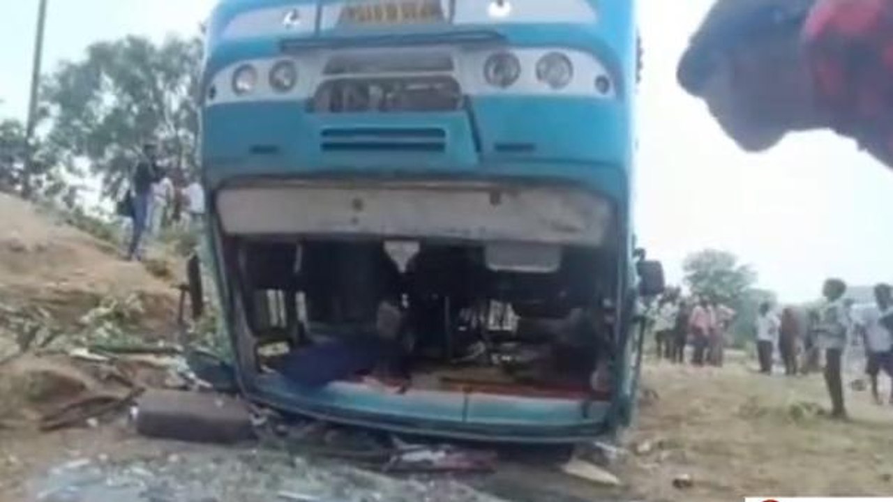 खाई में पलटी बारातियों से भरी बस, घायलों के बीच बिछीं खून से सनी लाशें