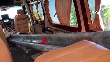 Antalya'da dehşete düşüren kaza: Minibüsün içinden bariyer geçti